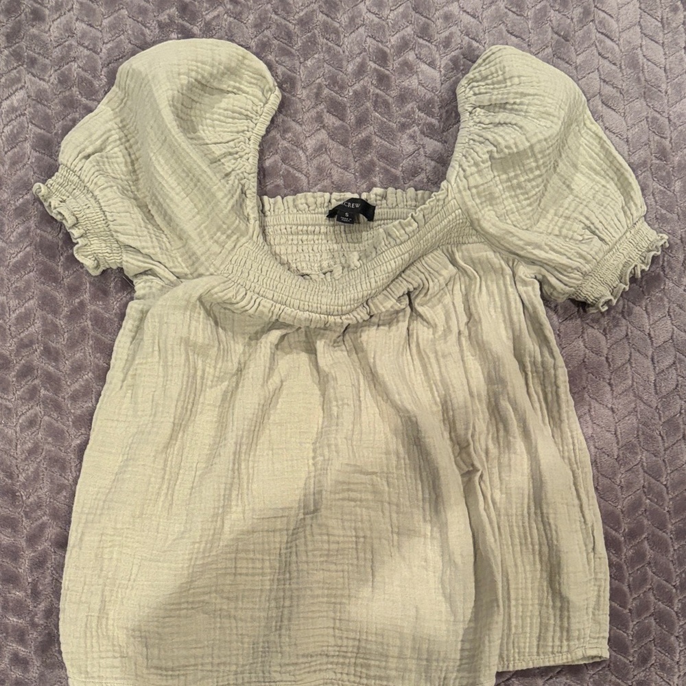 J crew Women's Puff Sleeve Top in pistachio